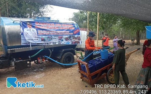 Thumbnail 10 Kecamatan di Kabupaten Sampang Alami Krisis Air Bersih, BPBD Salurkan Bantuan