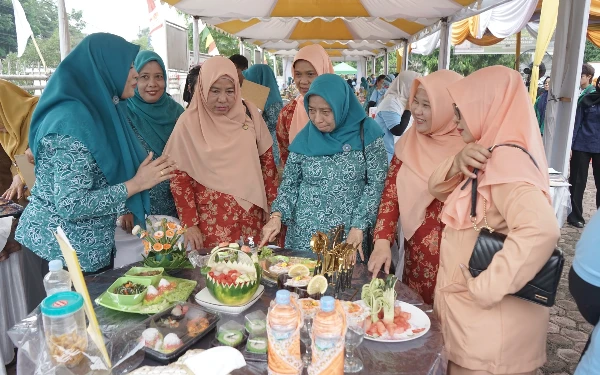 Thumbnail Lomba Cipta Menu B2SA, Ketua TP PKK Asahan Tinjau Langsung Hasil Masakan ke Stand Peserta