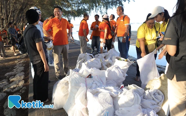 Thumbnail World Cleanup Day, Ascott Regional Bali Pungut Sampah Pantai Mertasari