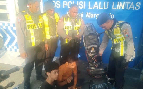 Thumbnail Berita - Diduga Pengaruh Pil Koplo, Pengendara Motor Ngebut Diamankan Polisi di Surabaya