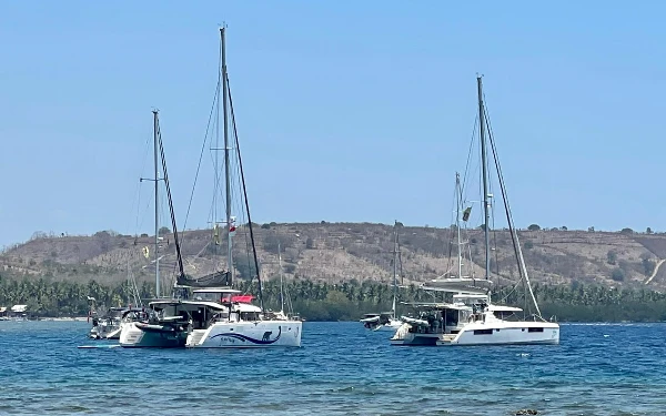 Thumbnail Berita - Wisatawan Dunia Acungi Jempol Pagelaran Sail To Indonesia 2024 di Pantai Gelora