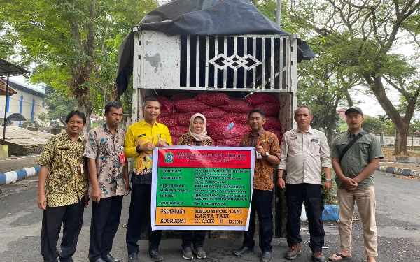 DKPP Lumajang Serahkan Bantuan Bibit Bawang Merah Biru Lancor kepada Petani