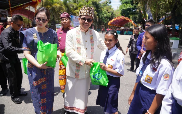 Thumbnail Berita - Dorong Gemarikan, Sekdaprov Sulsel Serahkan Bantuan Olahan Ikan di Tana Toraja