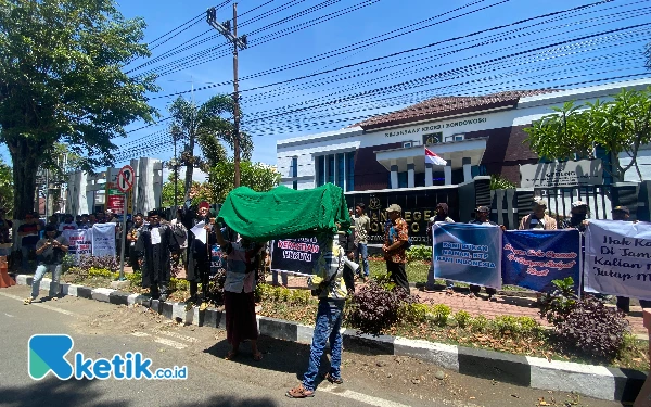 Data Lansia Diduga Dicuri untuk Kredit Fiktif di Bondowoso, Korban Geruduk Kejaksaan