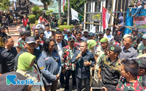 Thumbnail Massa Laskar Merah Putih Blitar Geruduk Kejari Kabupaten Blitar, Ini Persoalannya