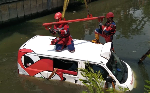 Thumbnail Berita - Sopir Diduga Mengantuk, Mobil Wara-Wiri Tercebur ke Sungai di Surabaya