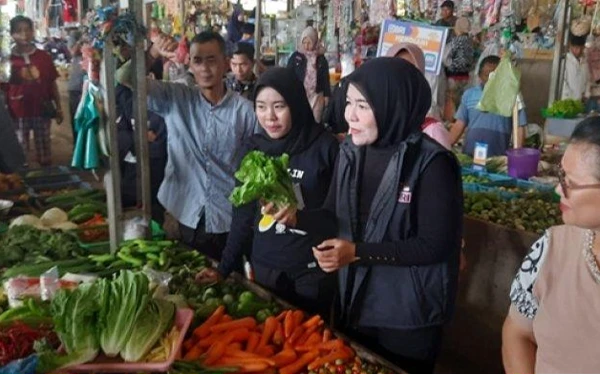 Calon Wali Kota Palembang Fitrianti ‘Gerebek’ Pasar Kebun Bunga, Dengarkan Keluh Kesah Pembeli