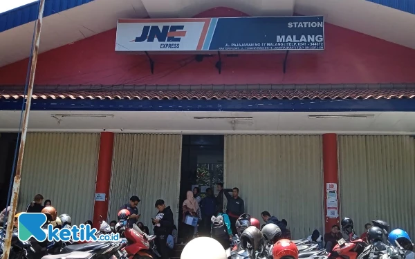 Thumbnail Paketan Tak Kunjung Diantar, Gudang JNE Pajajaran Kota Malang Digeruduk Customer