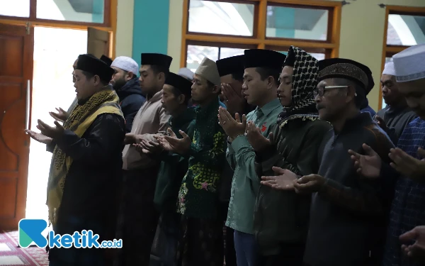 Bupati Bandung Ikut Menyolatkan Jenazah Fauzan, Korban Gempa Kertasari