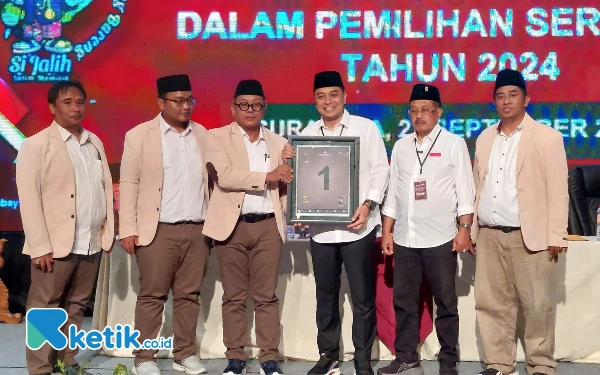 Thumbnail Berita - Pilkada Surabaya 2024: Eri Cahyadi dan Armuji Dapat Nomor Urut Satu