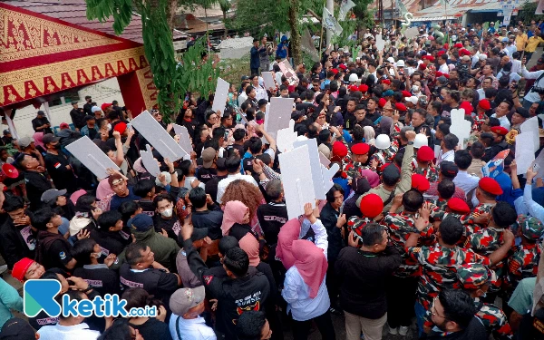 Lautan Manusia Padati KPU Palembang saat Pengundian Nomor Paslon