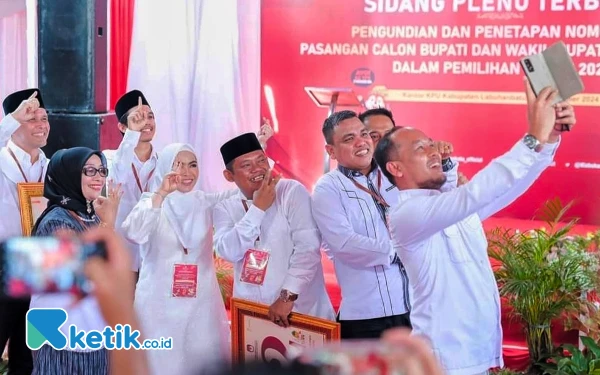 Familiar! Ketua Bawaslu Labuhanbatu Enjoy Ajak 3 Paslon Selfie