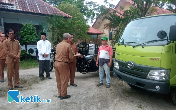 Thumbnail Berita - Pj Bupati Aceh Singkil Peusijuk Truk dan Betor Angkut Sampah, Ini Harapannya