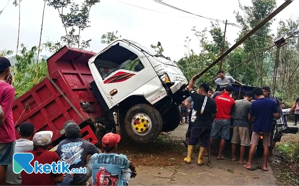 Damtruk Terguling ke Jurang Pacitan Akhirnya Berhasil Dievakuasi