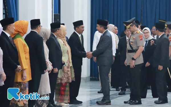 Thumbnail Berita - Lantik Pjs 5 Bupati, Bey Machmudin Minta Jaga Netralitas di Pilkada