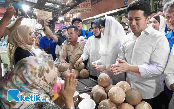 Thumbnail Berita - Ditemani Cawabup Mimik, Emil Dardak Blusukan ke Pasar Larangan Sidoarjo