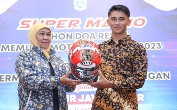 Thumbnail Berita - Cagub Jatim Khofifah Terus Kawal Karir Mario Aji, Doakan Raih Poin Terbaik di Race Mandalika 2024