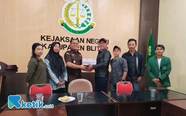 Thumbnail Berita - KRPK dan FMR Serahkan Laporan Dugaan Korupsi Dana Hibah di Kabupaten Blitar