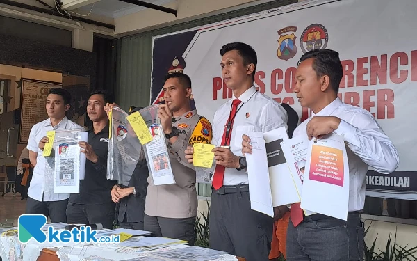 Thumbnail Miliki 17 Akun Penyebar Hoax, Warga Jember Ditangkap Polisi