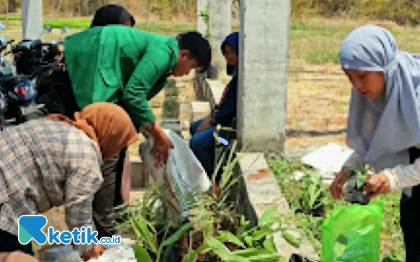 Thumbnail Berita - Indonesia Kaya Tanaman Herbal, Tiga Dosen Unusa Ajarkan Masyarakat Cara Memanfaatkannya