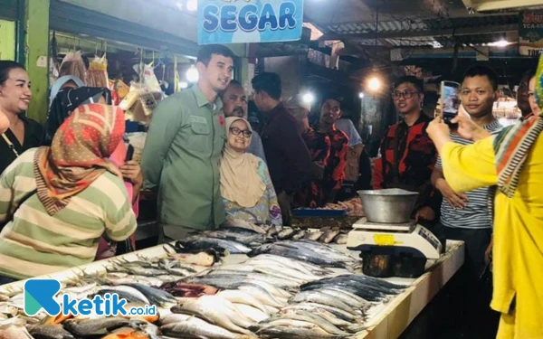 Thumbnail Berita - Cawabup Bandung Ali Syakieb Sapa Warga Pasar Tradisional, Tawarkan Solusi Soal Sampah dan Daya Beli