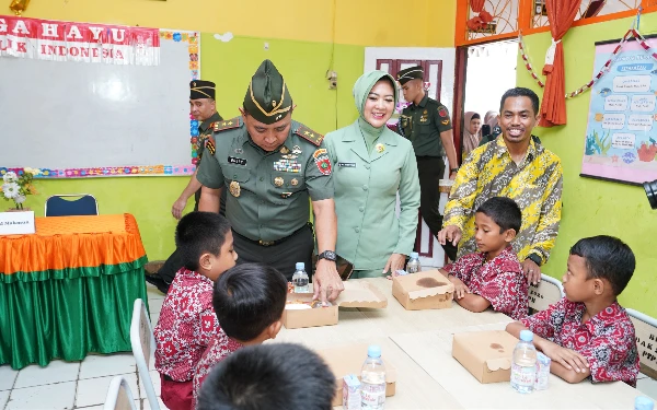 Thumbnail Pangdam XIV/Hasanuddin Bagikan Makan Siang  Bergizi dan Seragam Gratis kepada Anak Sekolah