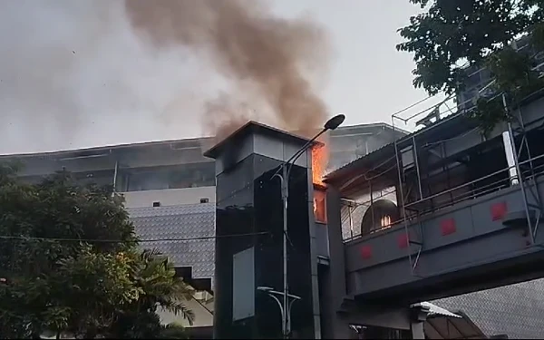 Thumbnail Konsleting Listrik, Panel di JPO Depan Delta Plaza Terbakar