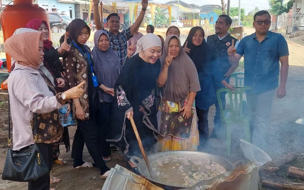 Calon Bupati Muba Lucianty Turun ke Dapur, Ikut Gotong Royong Bareng Masyarakat