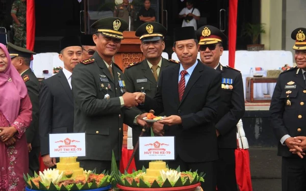 Plt Bupati Pasaman Barat Hadiri Upacara HUT TNI Ke-79