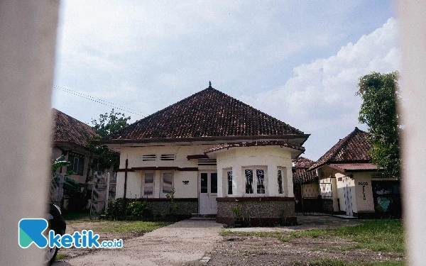 Thumbnail Cagar Budaya Rumah Singgah Soekarno terletak di Jalan KH Azhari, Kelurahan 3-4 Ulu, Kecamatan Seberang Ulu I, Palembang. Rumah ini menjadi saksi bisu kedatangan Soekarno ketika diasingkan ke Bengkulu pada tahun 1938. (Foto: Wisnu Akbar Prabowo/Ketik.co.id)