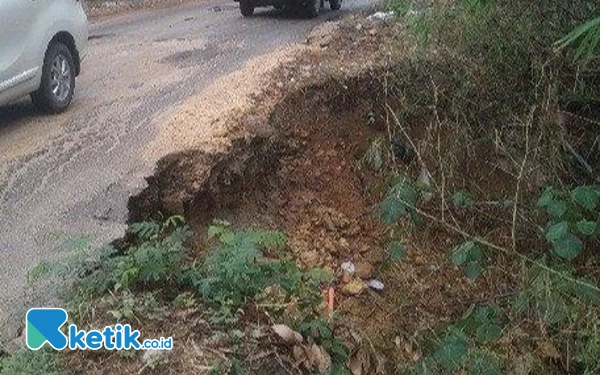 Awas! Jalan Penghubung 2 Kecamatan di Sampang Longsor