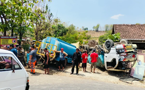 Thumbnail Berita - Truk Tanki Air Bersih Bantuan SIG untuk Warga Trantang Kerek Tuban Kecelakaan