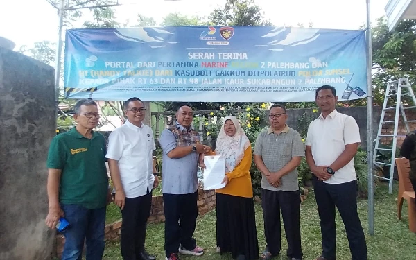 Thumbnail Tingkatkan Keamanan, Pertamina bersama Ditpolairud Polda Sumsel Bagikan Portal dan HT