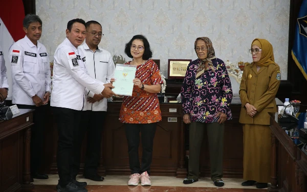 Beri Kepastian Hukum, Pemkot Surabaya Serahkan HGB Kepada Pemilik Surat Ijo