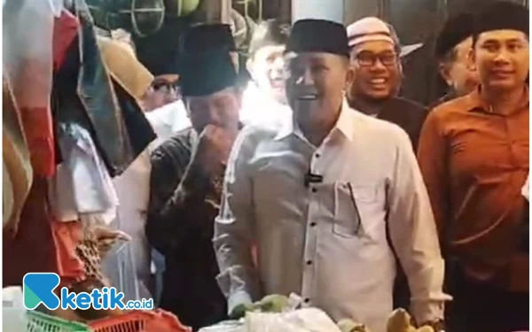 Thumbnail Blusukan ke Pasar Srimangun, Paslon Bupati Sampang H Slamet Junaidi-Ra Mahfudz Komit Lindungi Pedagang dari Penggusuran