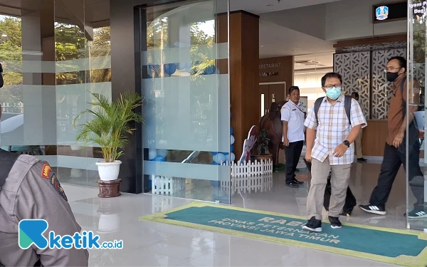 Thumbnail Berita - KPK Geledah Kantor Dinas Peternakan Jatim, Amankan 2 Koper Besar