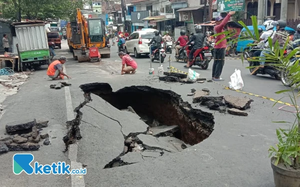 Thumbnail Hati-Hati! Jalan Raya Muharto Kota Malang Ambles Usai Diguyur Hujan Deras