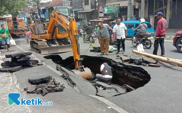 Jalan Raya Muharto Kota Malang Ambrol Akibat Drainase Tua, DPUPRPKP Kebut Perbaikan