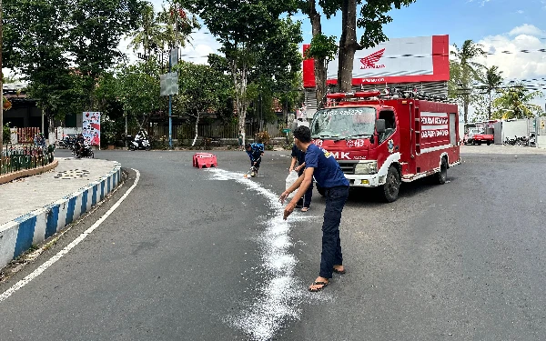 Bikin Warga Terpeleset, Damkar Bondowoso Taburi Semen Putih di Jalanan yang Ada Ceceran Solar