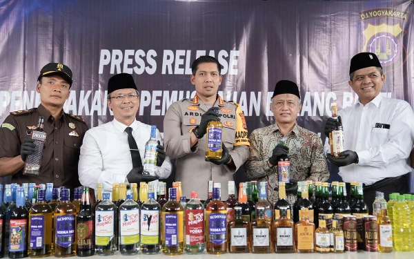 Didukung Pemkab, Jajaran Polresta Sleman Musnahkan Ribuan Botol Miras Ilegal