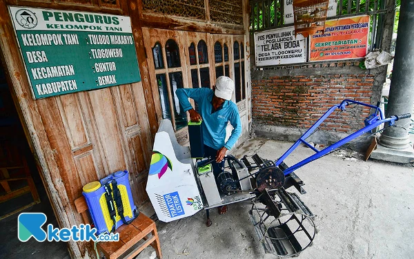 Thumbnail Sunari memasukkan baterai cadangan ke sebuah wadah dalam body traktor listrik di basecamp Kelompok Tani Tulodo Markayo Desa Tlogoweru, Kecamatan Guntur, Kabupaten Demak, Jawa Tengah. Pada 22 Juli 2022 lalu, PLN memberikan bantuan 2 unit traktor (listrik dan mesin diesel) kepada Elisabeth Philip, salah satu Woman Local Hero dari Desa Tlogoweru. Bantuan yang diserahkan melalui Srikandi PLN itu dipergunakan untuk mendukung pertanian di daerah yang membutuhkan, dimana satu penerima manfaatnya, yaitu Kelompok Tani Tulodo Makaryo Desa Tlogoweru yang beranggotakan sekitar 75 orang. (Foto: Achmad Fazeri/Ketik.co.id)