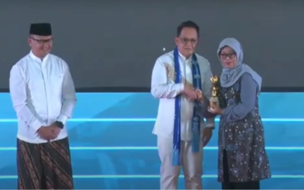 Thumbnail SMAN 1 Muncar Kembali Berjaya, Sabet Juara 2 Lomba Video Kreativitas Produk Unggulan di MEA 2024