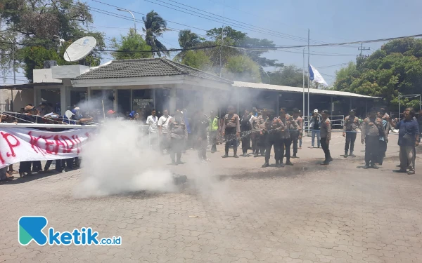 Ratusan Buruh Pabrik Udang di Situbondo Demo, Tuntut Upah dan Pesangon