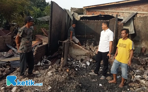 Tiga Unit Rumah di Babahrot Terbakar, Cawabup Abdya Yusran Salurkan Bantuan