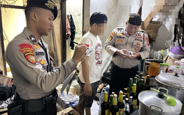 Gelar Razia di Dua Wilayah Kecamatan, Polres Pekalongan Berhasil Amankan Ratusan Botol Miras