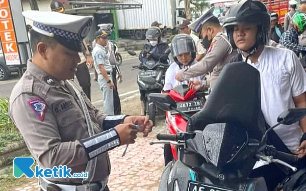 Thumbnail Berita - Tancap Gas Tanpa SIM, Ratusan Pelanggar Muda Pacitan Terjaring Operasi Zebra