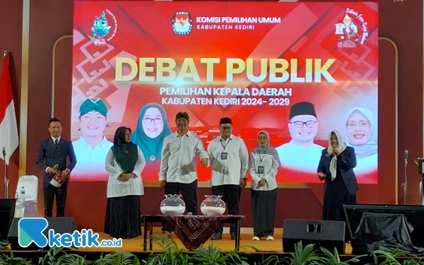 Thumbnail Berita - Debat Perdana Pilkada Kediri 2024, Kedua Paslon Beberkan Program Unggulan untuk Masyarakat