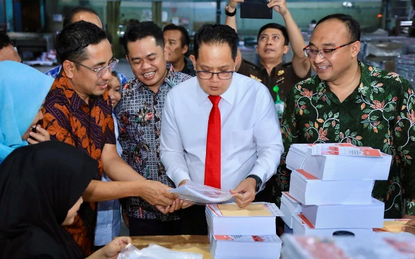 Pj Gubernur Jatim Datangi Percetakan Surat Suara untuk Pilkada 2024