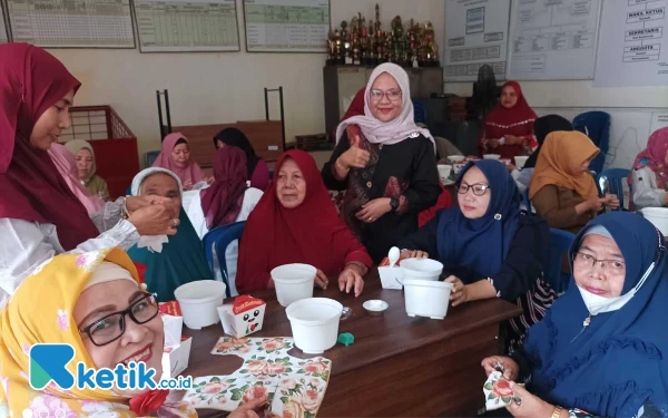 Hias Pot dengan Teknik Tissue Decoupage, Peluang Usaha Baru Warga Palembang