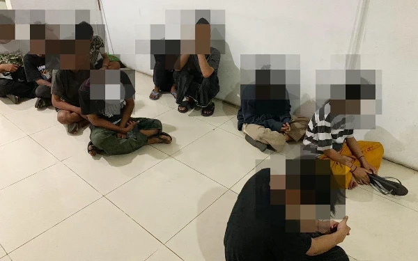 Satpol PP Surabaya Jaring 13 Anak Muda yang Tengah Asyik Pesta Miras